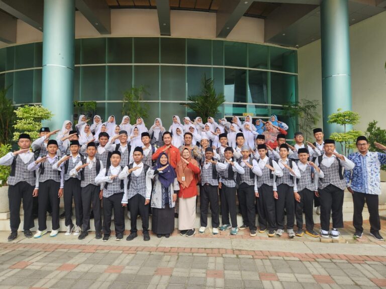 Ekspedisi Waraloka: Santri SMP Techno Insan Kamil Menyongsong Ekonomi Digital